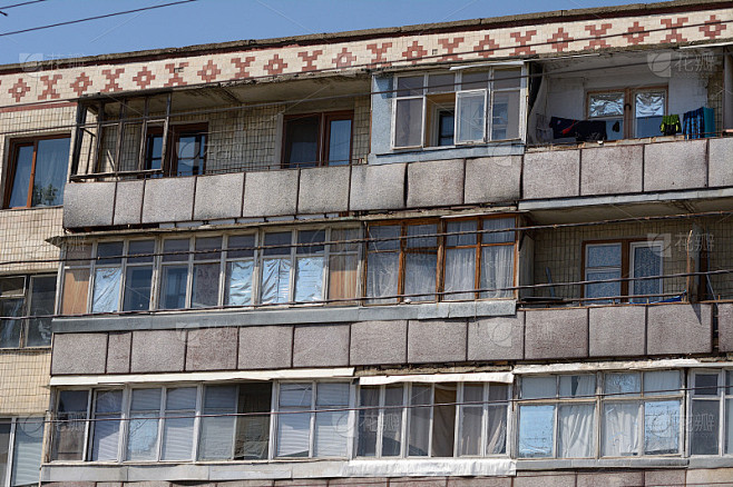 前苏联风格的公寓大楼里的一排窗户