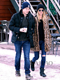 2016年12月26日，妮基·希尔顿 (Nicky Hilton) 和老公James Rothschild在科罗拉多州阿斯彭外出买咖啡，“二小姐”穿豹纹皮草外套挽着James一脸甜蜜，雪中漫步的情侣让节日变得更加温情。