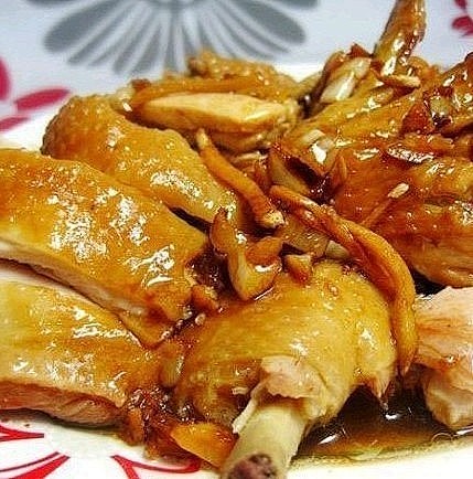 豉油鸡<br/>1.姜切丝，蒜切末备用；...