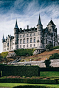 Dunrobin Castle, Highland, Scotland。苏格兰高地邓罗宾古堡，建于13世纪，位于苏格兰珀斯郡东北的堂诺赫菠，是萨瑟兰家族的私人古堡。“萨瑟兰公爵”是苏格兰最古老的爵位之一，其历史要追溯到1235年，萨瑟兰家族一直是苏格兰的名门望族，特别是到了19世纪，萨瑟兰公爵三世戍为西欧拥有领地面积最大的贵族之一。古堡三面临海 ，屹立于悬崖之上，被称为苏格兰最美丽、童话中的古堡。 #古镇# #街景# #城市# #景点# #美景#