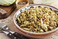 香菜籽和咖喱粉炒的白卷心菜