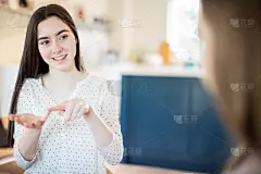 两个少女用手语交谈