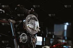 展厅上的大摩托车，背景有柔和的对焦和过光