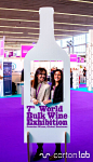 Photocall personalizado con forma de botella para congreso de vino. Diseñado por Cartonlab. Custom photocall with wine bottle shape for Wine Congress. Designed by Cartonlab.