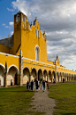 离开修道院 。 Yzamal，墨西哥金塔纳罗奥州