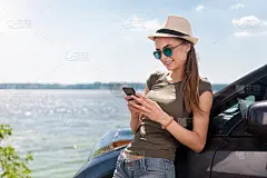 正面女人站着熊车