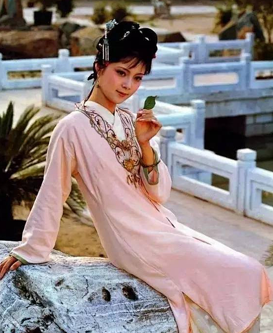 87版红楼梦薛宝钗的服饰确实是比林黛玉穿的俗气一点但也大气华贵