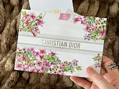 来自Dior的2024春季花卉主题手绘插画 - 小红书