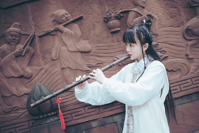 白露疏烟卷，小曲赋蜿蜒。幸得箫为伴，秋雨...