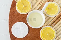 柠檬汁，柠檬片和棉垫。自制发膜、染发剂或爽肤水之配料。天然美容护理配方，零浪费理念。俯视图，复制空间