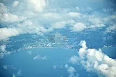 从云层的窗口看一架飞机在云层中飞行