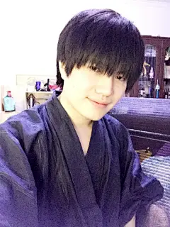 好吧不骗你们了～发一组表情包以及放一张正常照以免你们忘了我长什么样子～