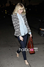 艾玛·斯通 (Emma Stone) 11月在西好莱坞穿浅蓝色牛仔衬衣搭配灰色开衫出街