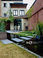 Modern house with pond_创意图片