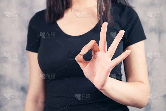 近距离图像的年轻女子做和显示ok手势