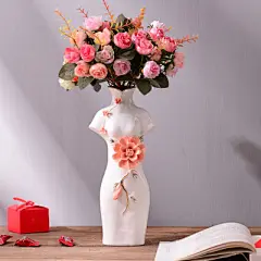 纯手工捏制，精巧无匹的手工艺将花朵和花瓶的柔美婉约展现得淋漓尽致
