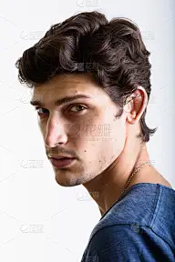 年轻英俊的男子回头看了看