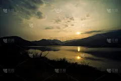 山、天、河在一种宁静和凉爽的气氛中。类似的配色方案。蓝山与湖的倒影