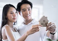 幸福的亚洲夫妇，他们买了新房来满足他们的婚姻生活，专注于一个模拟木屋。