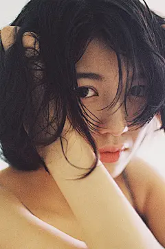爱情经常给你“已经不是一个人”的错觉，但其实你还是一个人。