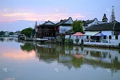 上海河边的旧村有船