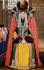 【蒙古喀尔喀女人的头饰】老照片中经常看到蒙古女人的盘羊角式的造型，多数为喀尔喀人。喀尔喀女人和巴尔虎女人头部造型很像，都是盘羊角式，但是在装饰和帽子上有区别。喀尔喀女人头饰两片发片比较展开，发片头饰较少，且单个发饰呈直线形，头顶小碗一样发冠可以用于固定锥形外镶皮毛的小帽子。