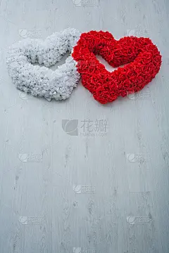 两颗心是用灰色的玫瑰花做成的