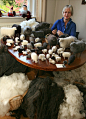 picture of all her needle felted sheep. All sizes and colors.翻译：这大妈做的各种咩咩们！！