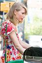 【#TaylorSwift# 】我怕是已经忘了小美女当时的街拍那么频繁 那么好看 那么多条小裙子你们喜欢哪个风格的？其实我还是很喜欢SN那会儿带着头饰穿小花裙子的霉 ​​​​