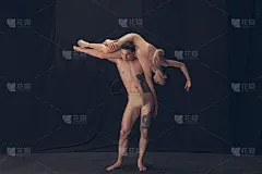 两个柔韧的舞者，年轻的男人和女人在现代艺术表演隔离在黑色的工作室背景。艺术，运动，灵感概念。