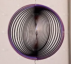 一种圆形的金属移动物，悬挂并移动