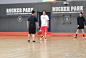 组图:网友偶遇蔡徐坤JonyJ打篮球 两人配合默契气氛轻松