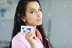 自信的美女持有银行信用卡