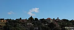 一路看景一路拍照，不知不觉就到了目的地。据旅行社行程安排上的介绍，游客“乘旅游车...