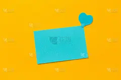 蓝色空白纸和粉红色的心在黄色的背景