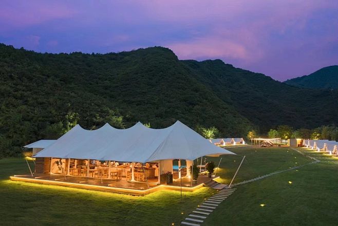 Glow camping夏日星光营地是一家以自然野奢为特色，可于林间仰望星空，亦能开展泳池party。 这里的住宿条件不像其他营地那样简陋 ...