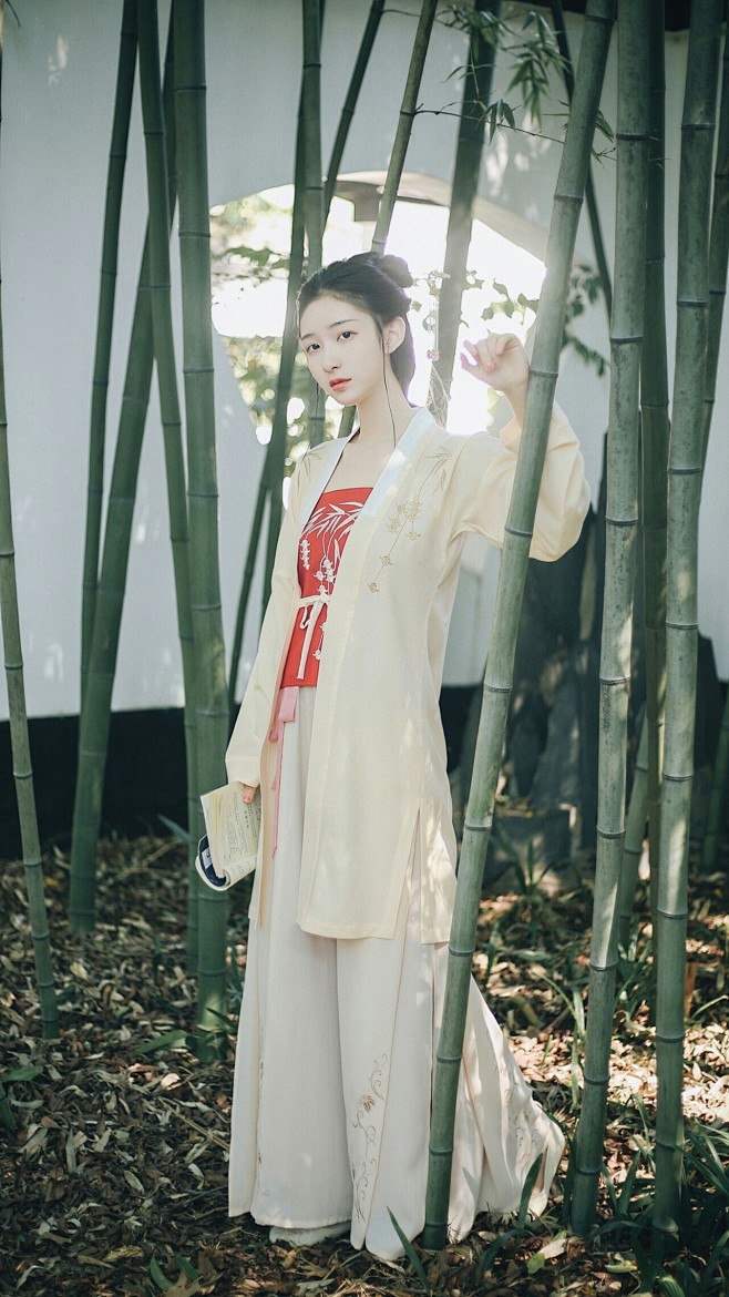 任春风十里轻飏，奏一曲波澜眷恋。