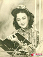 丽质天成，面如桃花 ---------- 王丹凤（1925.8.23－)，原籍浙江宁波，生于上海。现定居香港。中国著名电影女演员。在那个美丽被束缚的年代,她身上有一种当时罕见的美. 尤其是一双眼睛顾盼生辉。