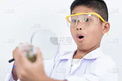 男孩子们喜欢在实验室里学习。