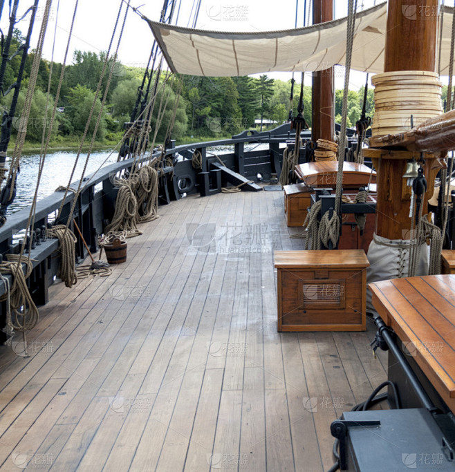 这艘船的甲板上