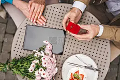 美丽的高级情侣在户外结合，求婚