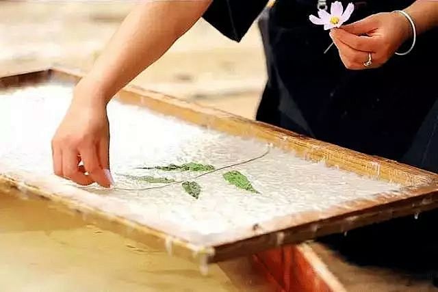 古法造纸DIY丨初夏的样子，就这样留在了纸上_【快资讯】