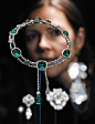 Emerald（祖母绿）的名称源自希腊文Smaragdo，意思是绿色的石头。从清丽脱俗的浅绿色到瑰丽大方的深墨绿色都有。祖母绿的特色是通常含有内部瑕疵，而这些被宝石专称为Jardin的瑕疵，不仅丰富祖母绿独特的气质，更增添其非凡的魅力~情迷珠宝，请关注@像花儿一样绽放的高级珠宝