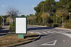 绿色道路上的空白广告牌