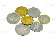 银币和铜币来自世界各地的孤立背景