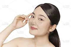 单手摸脸展示产品效果的女装模特