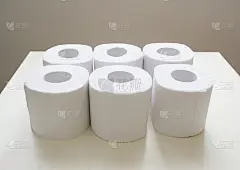 六张白色卫生纸，纸卷