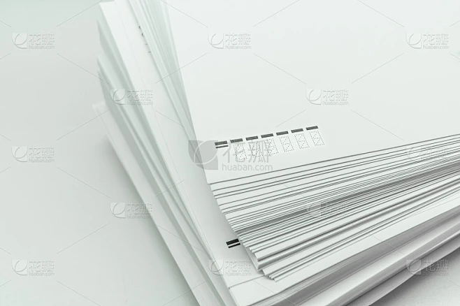 一堆白色的大信封。信件和文件的包装。邮政用品。有选择性的重点素材-花瓣网