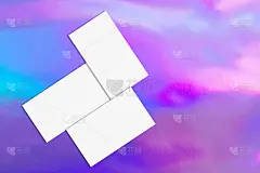 在全息背景上的三个白色矩形名片模型