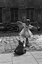小女孩在泰迪熊面前翩翩起舞，巴黎，1961年